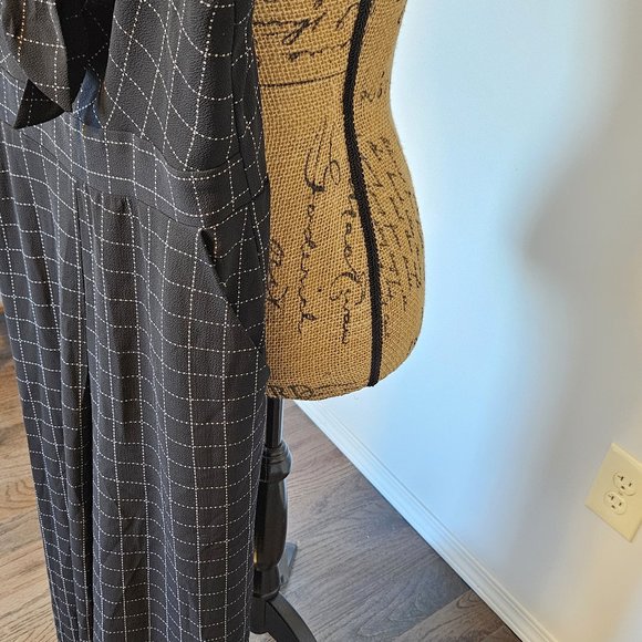 Black and White Cropped Jumpsuit with Adjustable Straps Size 5 - Picture 3 of 9